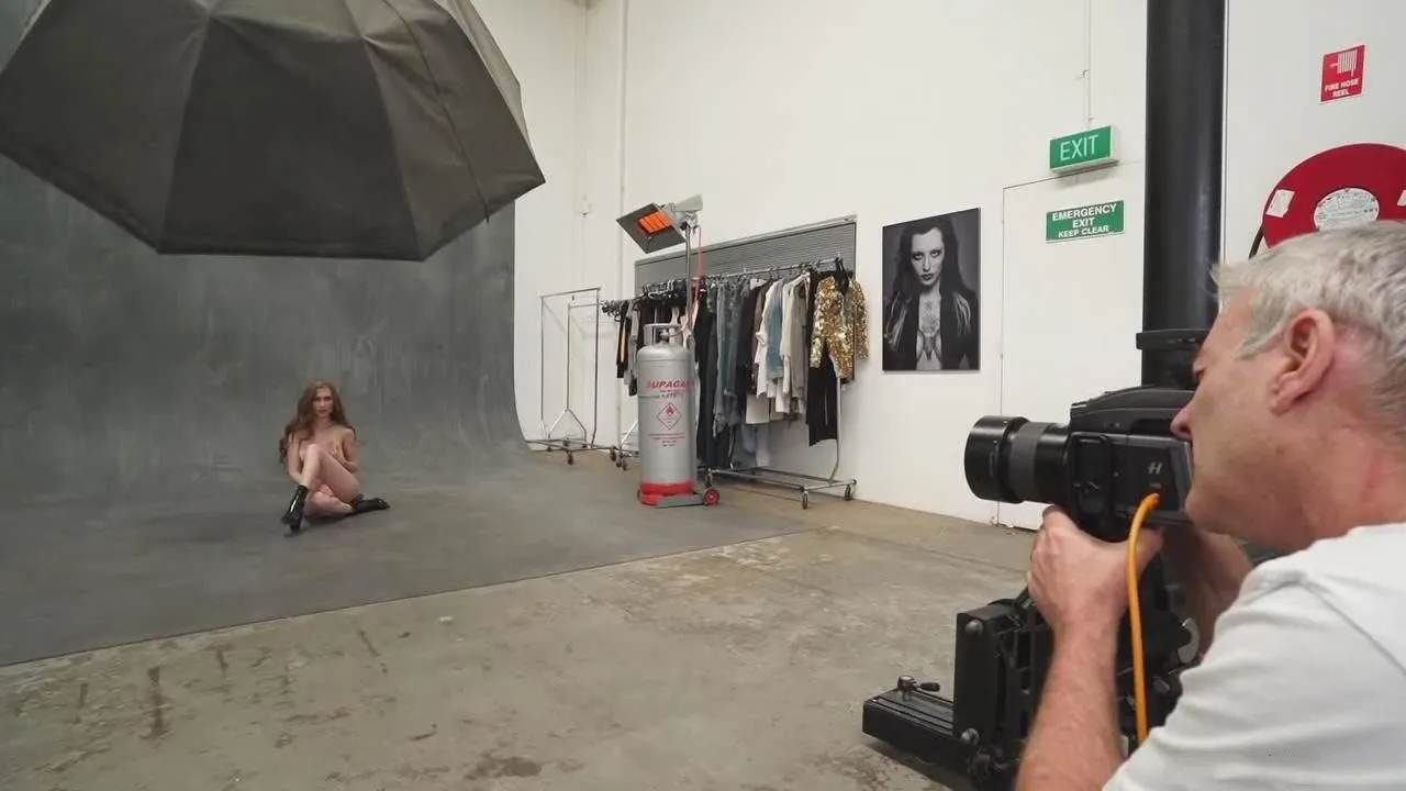 摄影师 Peter Coulson 模特Ana室内私房人像布光教程 中英字幕Peter Coulson,私房摄影教程,私房布光教程 - 趣光影 www.aeown.com