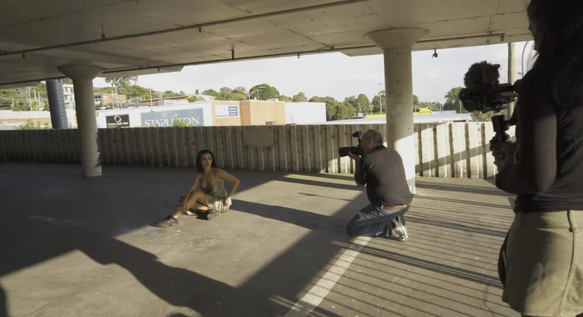 摄影师 Peter Coulson 寻找光线人像摄影及后期教程-中英字幕Peter Coulson,人像摄影教程,摄影摆姿势 - 趣光影 www.aeown.com