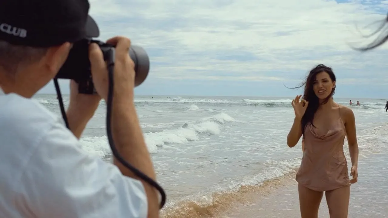 Peter Coulson 澳大利亚摄影师外景私房人像摄影及后期修饰Peter Coulson,摄影布光教程,棚拍人像教程,黑白人像摄影,人像摆姿教程 - 趣光影 www.aeown.com